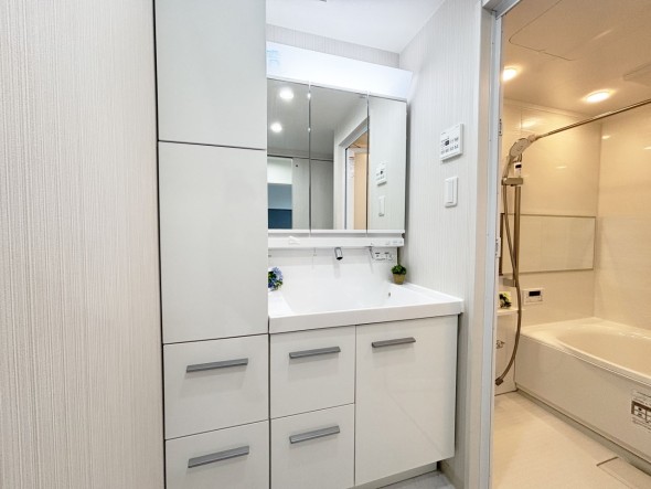 十分な大きさの洗面台は、身だしなみチェックや歯磨きなど、朝の慌ただしい時間でも余裕とゆとりを感じて頂けます。