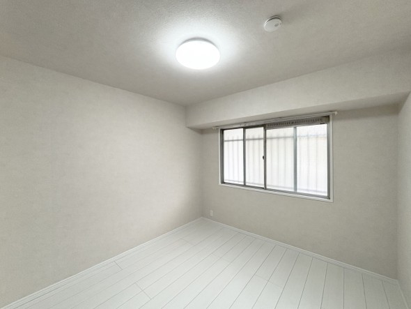 一日の疲れをいやしてくれる主寝室。時を忘れて過ごす場所として過ごせるお部屋です。