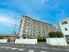 爽やかな青空の下に贅沢なほどに降り注ぐ陽光、豊かな居住性と、クオリティが見事に調和した住空間は、住まうことの喜びを感じさせてくれ