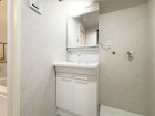 十分な大きさの洗面台は、身だしなみチェックや歯磨きなど、朝の慌ただしい時間でも余裕とゆとりを感じて頂けます。