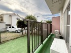 日差しの差し込むバルコニー