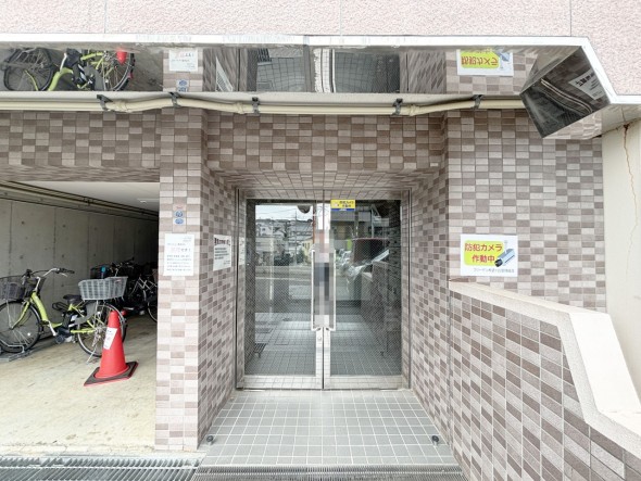 お客様をお迎えする玄関は落ち着いた雰囲気。帰り着くたびに洗練されたテイストの空間に迎えられ誇りと喜びを感じる玄関まわりです。