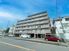 爽やかな青空の下に贅沢なほどに降り注ぐ陽光、豊かな居住性と、クオリティが見事に調和した住空間は、住まうことの喜びを感じさせてくれ