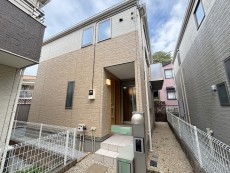 爽やかな青空の下に贅沢なほどに降り注ぐ陽光、豊かな居住性と、クオリティが見事に調和した住空間は、住まうことの喜びを感じさせてくれ