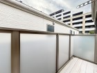 日差しの差し込むバルコニー
