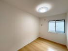 一日の疲れをいやしてくれる主寝室。時を忘れて過ごす場所として過ごせるお部屋です。