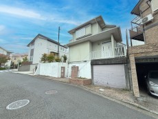 爽やかな青空の下に贅沢なほどに降り注ぐ陽光、豊かな居住性と、クオリティが見事に調和した住空間は、住まうことの喜びを感じさせてくれ
