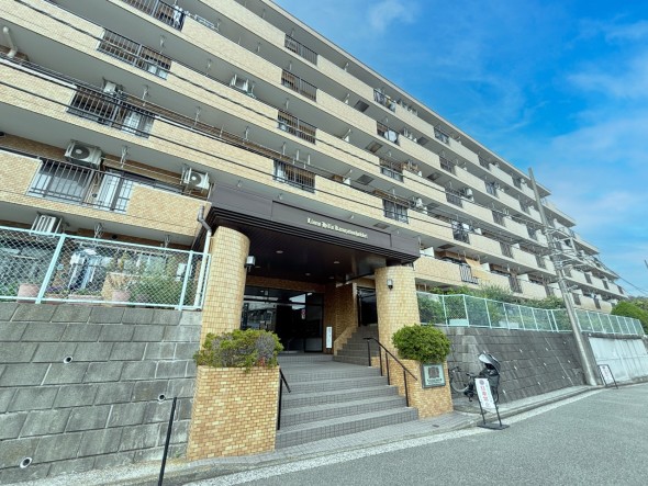 爽やかな青空の下に贅沢なほどに降り注ぐ陽光、豊かな居住性と、クオリティが見事に調和した住空間は、住まうことの喜びを感じさせてくれ