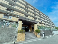 爽やかな青空の下に贅沢なほどに降り注ぐ陽光、豊かな居住性と、クオリティが見事に調和した住空間は、住まうことの喜びを感じさせてくれ