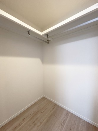 たっぷり入るウォークインクローゼットは奥行きがあるのでたくさん収納できます。