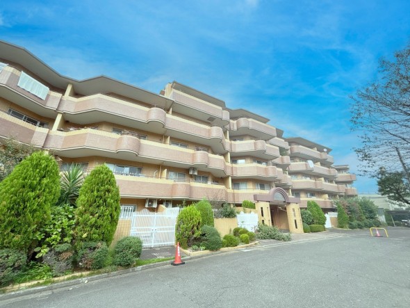 爽やかな青空の下に贅沢なほどに降り注ぐ陽光、豊かな居住性と、クオリティが見事に調和した住空間は、住まうことの喜びを感じさせてくれ