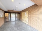 お客様をお迎えする玄関は落ち着いた雰囲気。帰り着くたびに洗練されたテイストの空間に迎えられ誇りと喜びを感じる玄関まわりです。