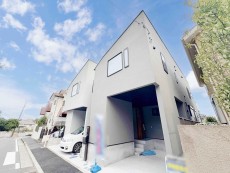 爽やかな青空の下に贅沢なほどに降り注ぐ陽光、豊かな居住性と、クオリティが見事に調和した住空間は、住まうことの喜びを感じさせてくれ