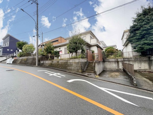 とても開放感ある土地です！日当たりの良さが外観からも伝わります！