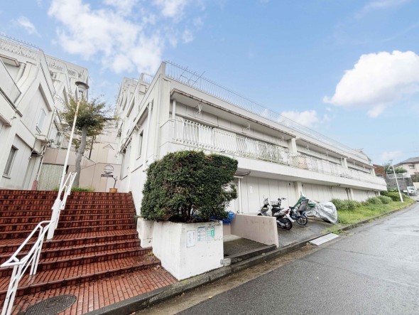 爽やかな青空の下に贅沢なほどに降り注ぐ陽光、豊かな居住性と、クオリティが見事に調和した住空間は、住まうことの喜びを感じさせてくれ