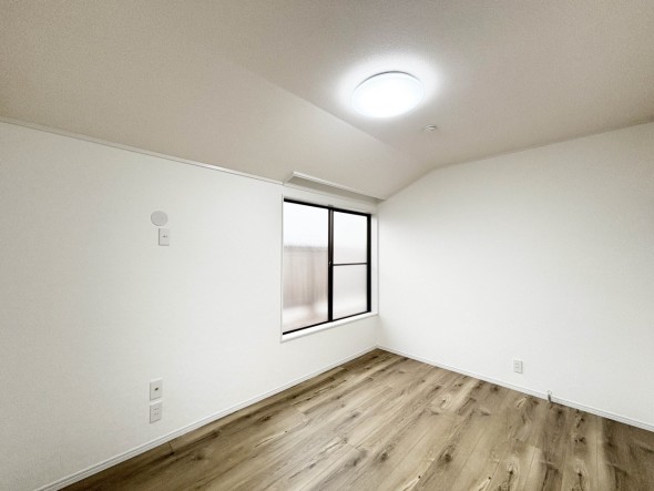 洋室6帖。明るくあたたかな居室では、朝の目覚めも気持ちよく起きられます。