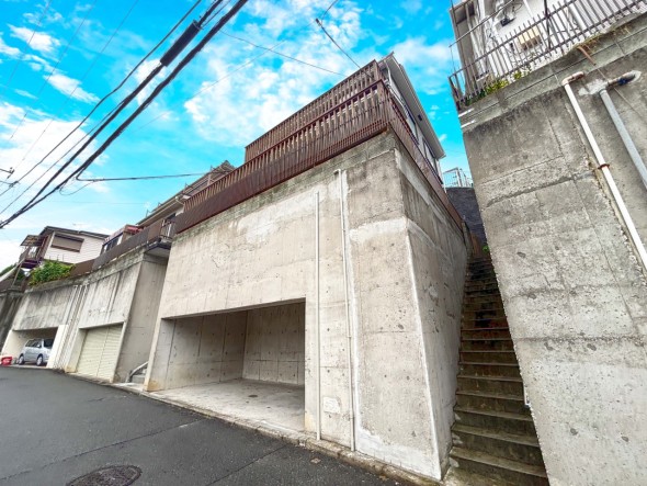 周辺は閑静な住宅街につき落ち着いた環境です。