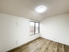 洋室6帖。明るくあたたかな居室では、朝の目覚めも気持ちよく起きられます。