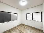 洋室4.5帖。フローリングの部屋は清潔感があり、日々のお掃除も楽で助かります。