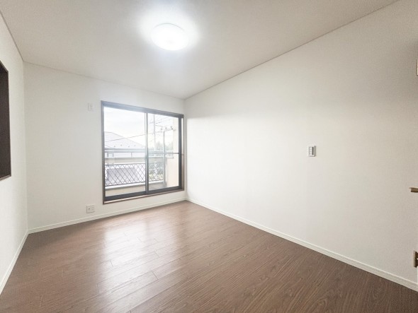 洋室6帖。明るくあたたかな居室では、朝の目覚めも気持ちよく起きられます。