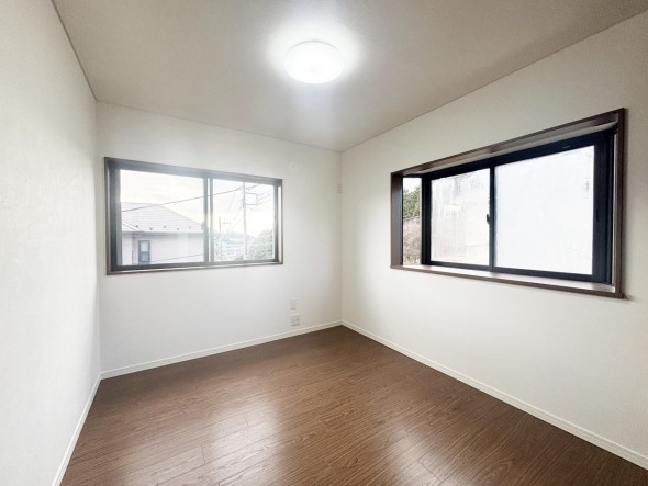 洋室5.3帖。フローリングの部屋は清潔感があり、日々のお掃除も楽で助かります。