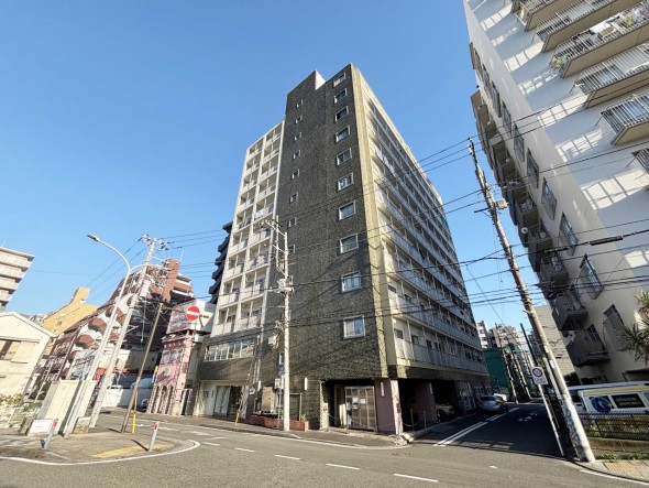 マンション外観。生活利便性に優れた立地環境。