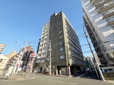 マンション外観。生活利便性に優れた立地環境。