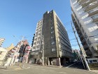 マンション外観。生活利便性に優れた立地環境。