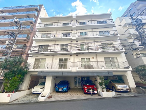 マンション外観。生活利便性に優れた立地環境。