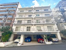 マンション外観。生活利便性に優れた立地環境。