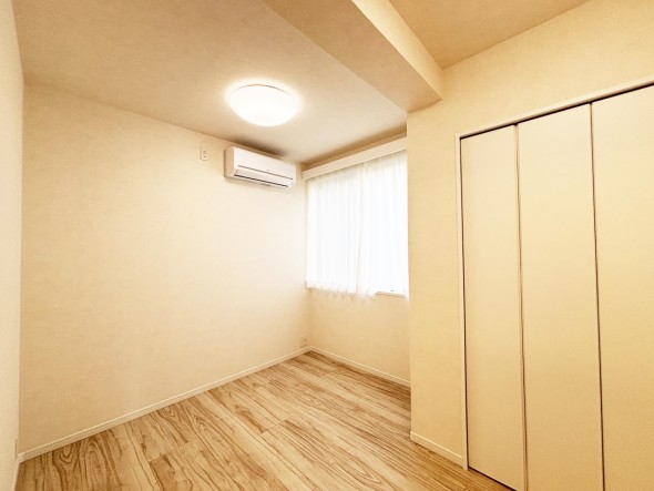 洋室5帖。フローリングの部屋は清潔感があり、日々のお掃除も楽で助かります。