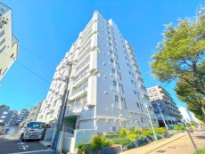 マンション外観。生活利便性に優れた立地環境。