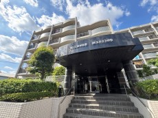マンション外観。生活利便性に優れた立地環境。