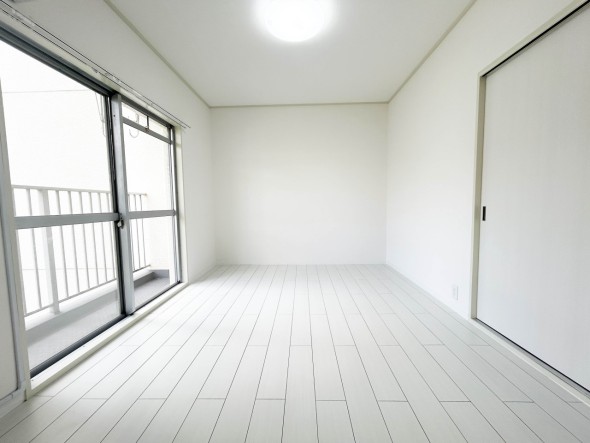 南東側洋室6帖。明るくあたたかな居室では、朝の目覚めも気持ちよく起きられます。