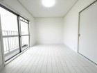 南東側洋室6帖。明るくあたたかな居室では、朝の目覚めも気持ちよく起きられます。