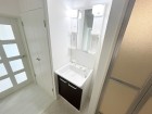 十分な大きさの洗面台は、身だしなみチェックや歯磨きなど、朝の慌ただしい時間でも余裕とゆとりを感じて頂けます。
