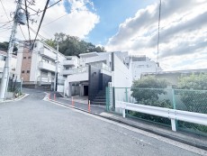 爽やかな青空の下に贅沢なほどに降り注ぐ陽光、豊かな居住性と、クオリティが見事に調和した住空間は、住まうことの喜びを感じさせてくれ