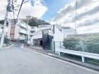 爽やかな青空の下に贅沢なほどに降り注ぐ陽光、豊かな居住性と、クオリティが見事に調和した住空間は、住まうことの喜びを感じさせてくれ