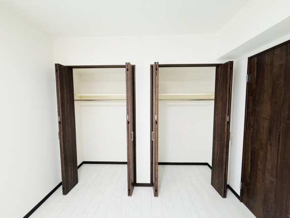 フローリングの部屋は清潔感があり、日々のお掃除も楽で助かりますね！