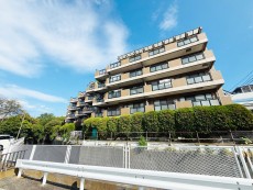 爽やかな青空の下に贅沢なほどに降り注ぐ陽光、豊かな居住性と、クオリティが見事に調和した住空間は、住まうことの喜びを感じさせてくれ