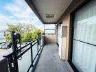 日差しの差し込むバルコニー