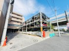 敷地内駐車場がございます。空き状況等に関しましてはお気軽にお問い合わせください。