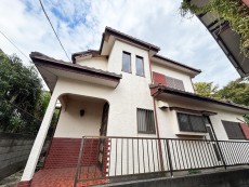 爽やかな青空の下に贅沢なほどに降り注ぐ陽光、豊かな居住性と、クオリティが見事に調和した住空間は、住まうことの喜びを感じさせてくれ