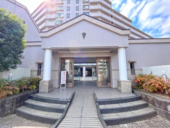お客様をお迎えする玄関は落ち着いた雰囲気。帰り着くたびに洗練されたテイストの空間に迎えられ誇りと喜びを感じる玄関まわりです。
