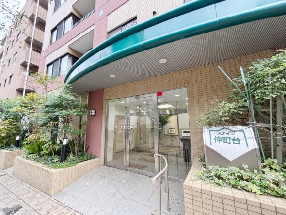 お客様をお迎えする玄関は落ち着いた雰囲気。帰り着くたびに洗練されたテイストの空間に迎えられ誇りと喜びを感じる玄関まわりです。
