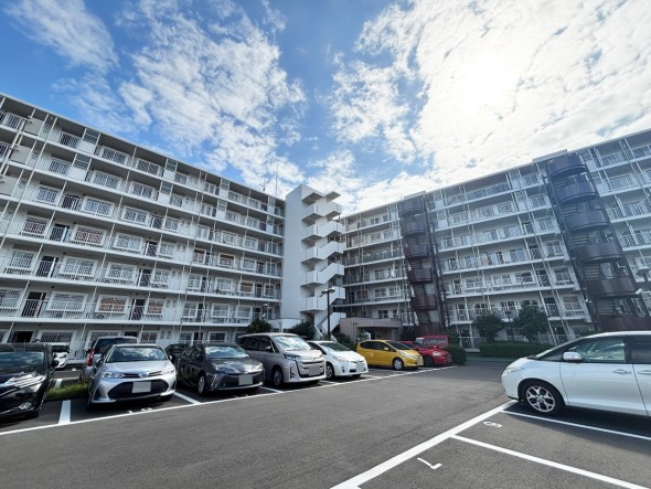 敷地内駐車場がございます。空き状況等に関しましてはお気軽にお問い合わせください。