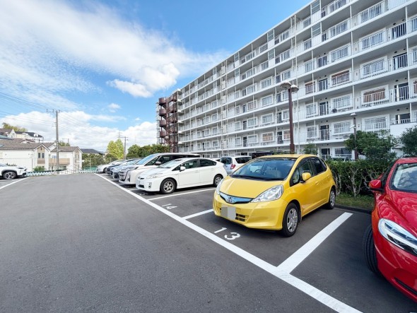 敷地内駐車場もございます。空き状況等はお気軽にお問い合わせください。