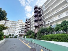 爽やかな青空の下に贅沢なほどに降り注ぐ陽光、豊かな居住性と、クオリティが見事に調和した住空間は、住まうことの喜びを感じさせてくれ