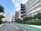 爽やかな青空の下に贅沢なほどに降り注ぐ陽光、豊かな居住性と、クオリティが見事に調和した住空間は、住まうことの喜びを感じさせてくれ
