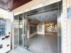 お客様をお迎えする玄関は落ち着いた雰囲気。帰り着くたびに洗練されたテイストの空間に迎えられ誇りと喜びを感じる玄関まわりです。